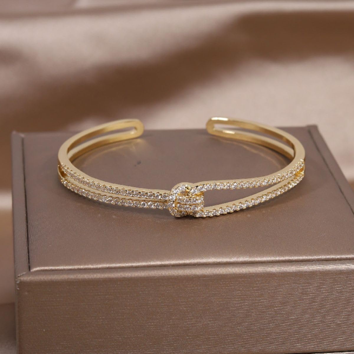 Pulseira Feminina Cravejada "Woman’s Grace" – Ajustável, com Zircônias Luxuosas, Banhada a Ouro ou Prata – Acessório Elegante e Sofisticado para Todas as Ocasiões – Acompanha Bolsa de Veludo