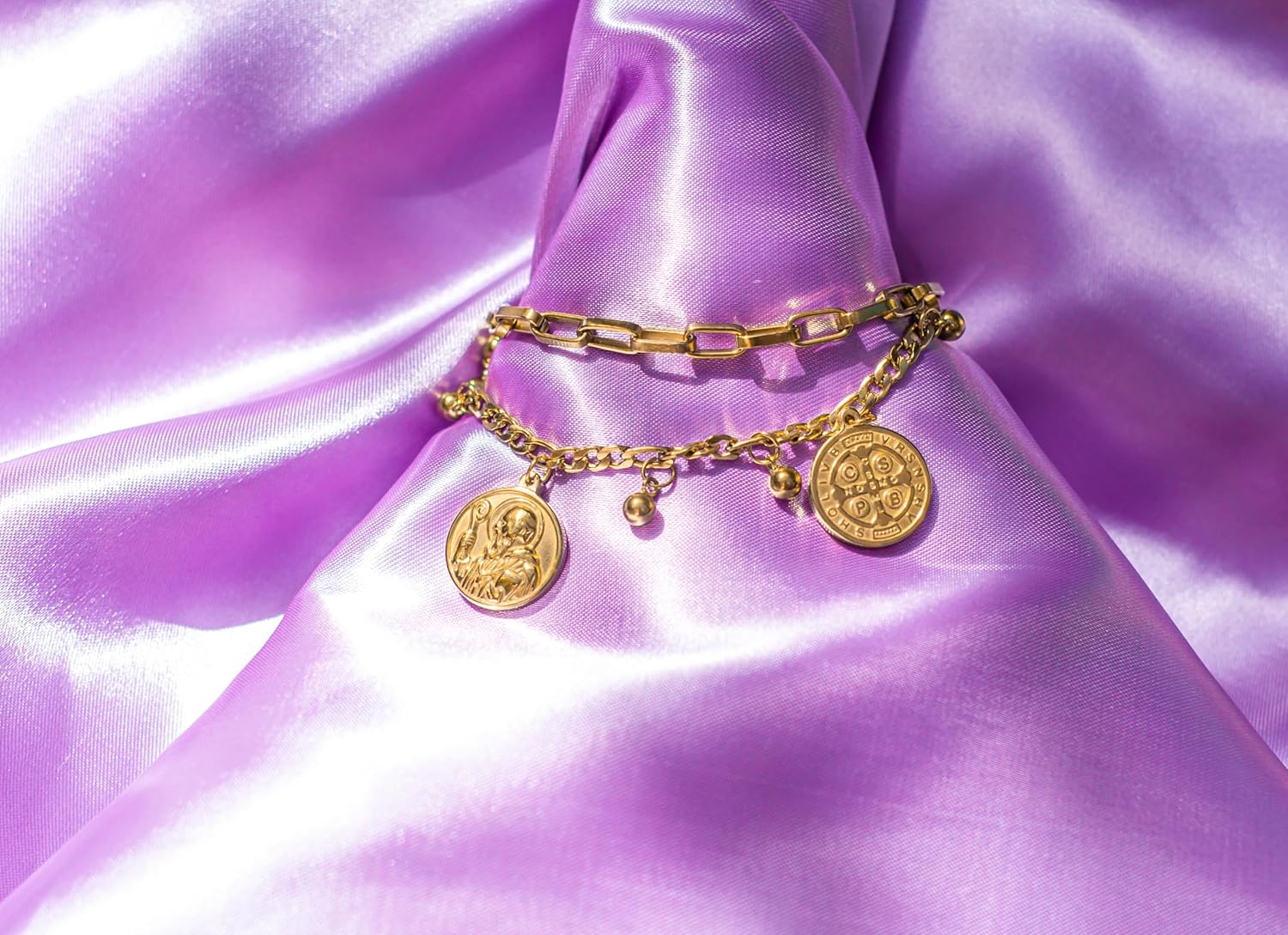 Pulseira Feminina São Bento Banhada a Ouro 18K em Aço Cirúrgico 316L, Ajustável, Proteção Espiritual, Fé Cristã, Afasta Energias Negativas e Inveja, Semijoia de Luxo – Acompanha Bolsa de Veludo
